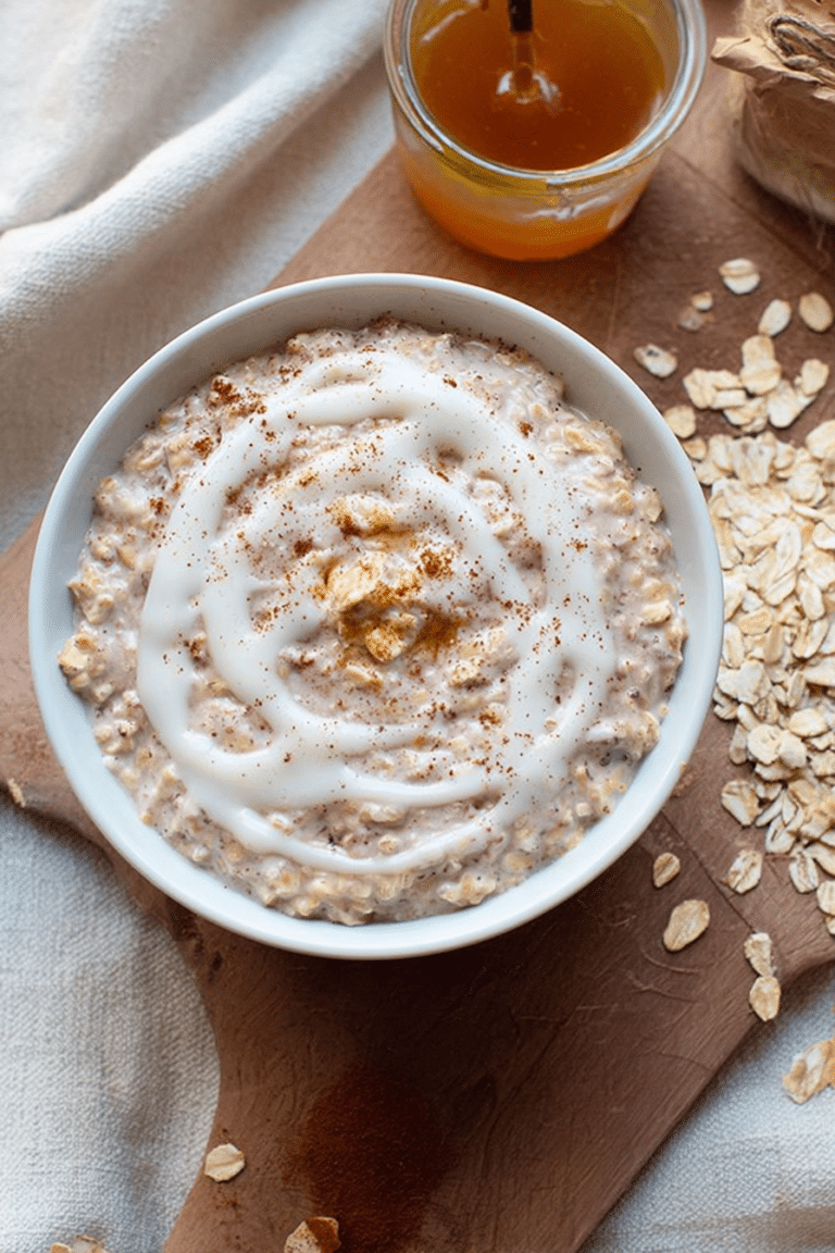 Leckere Cinnamon Roll Overnight Oats in einer Schüssel, dekoriert mit Limettensaft und Zimtpulver.
