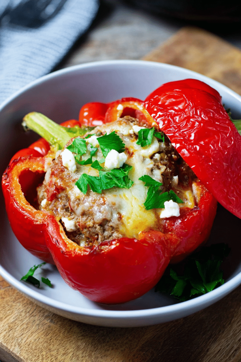 Leckere gefüllte Paprika aus der Heißluftfritteuse mit frischem Oregano, serviert auf einem Teller.