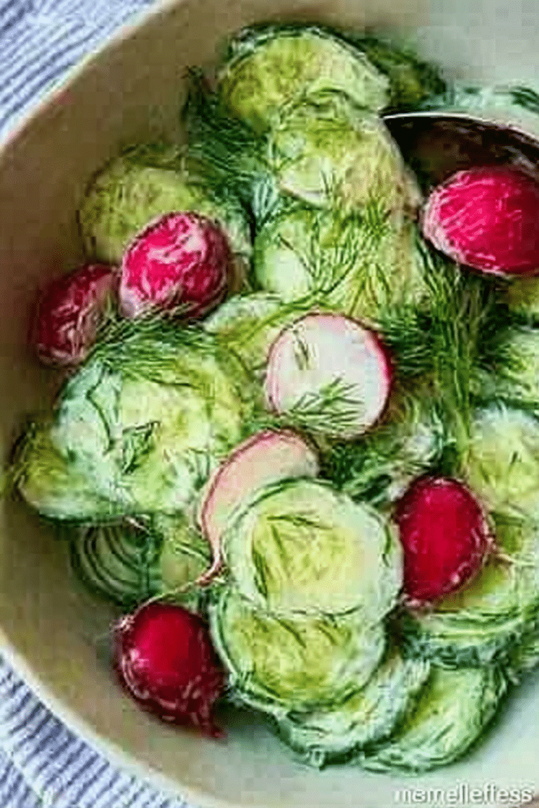 Ein leckerer Gurken-Radieschen-Salat serviert mit Dill und frischen Radieschen.