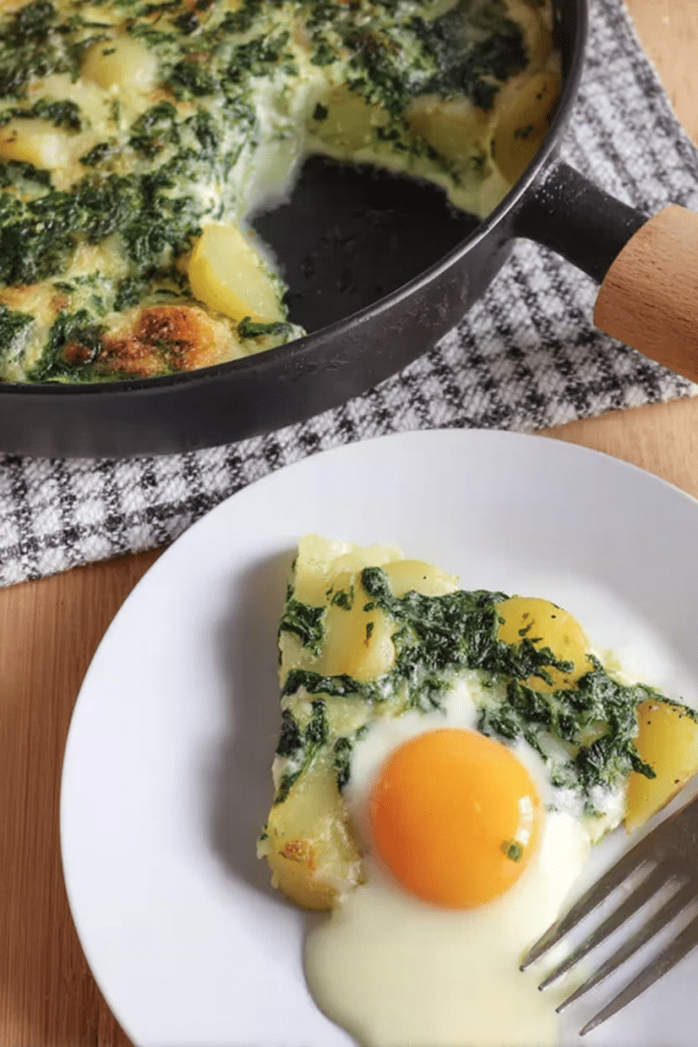 Kartoffel-Spinat-Auflauf in einer weißen Auflaufform, knusprige Oberfläche und grüne Spinatstücke sichtbar.