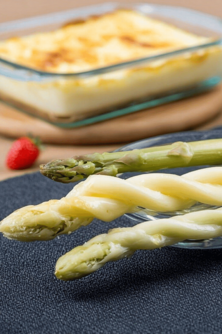 Überbackener Spargel mit Kräutern auf einem Teller, perfekt für frühlingshafte Gerichte.