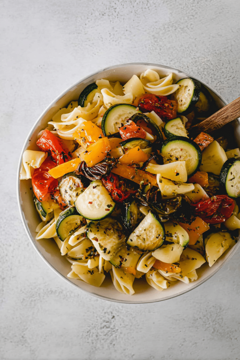 Bunter vegetarischer Nudelsalat mit geröstetem Gemüse und frischem Basilikum.