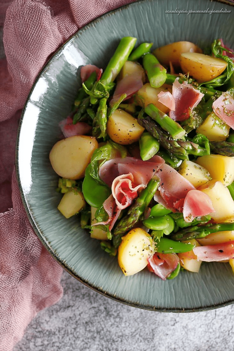 Frischer Kartoffel-Spargel-Salat mit Radieschen und Dressing auf einem Holztisch.