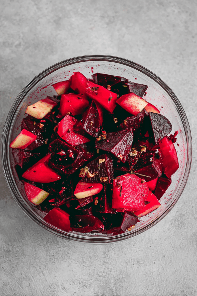 Gesunder Rote Bete Salat mit Apfel und Cashewkernen in einer Schüssel